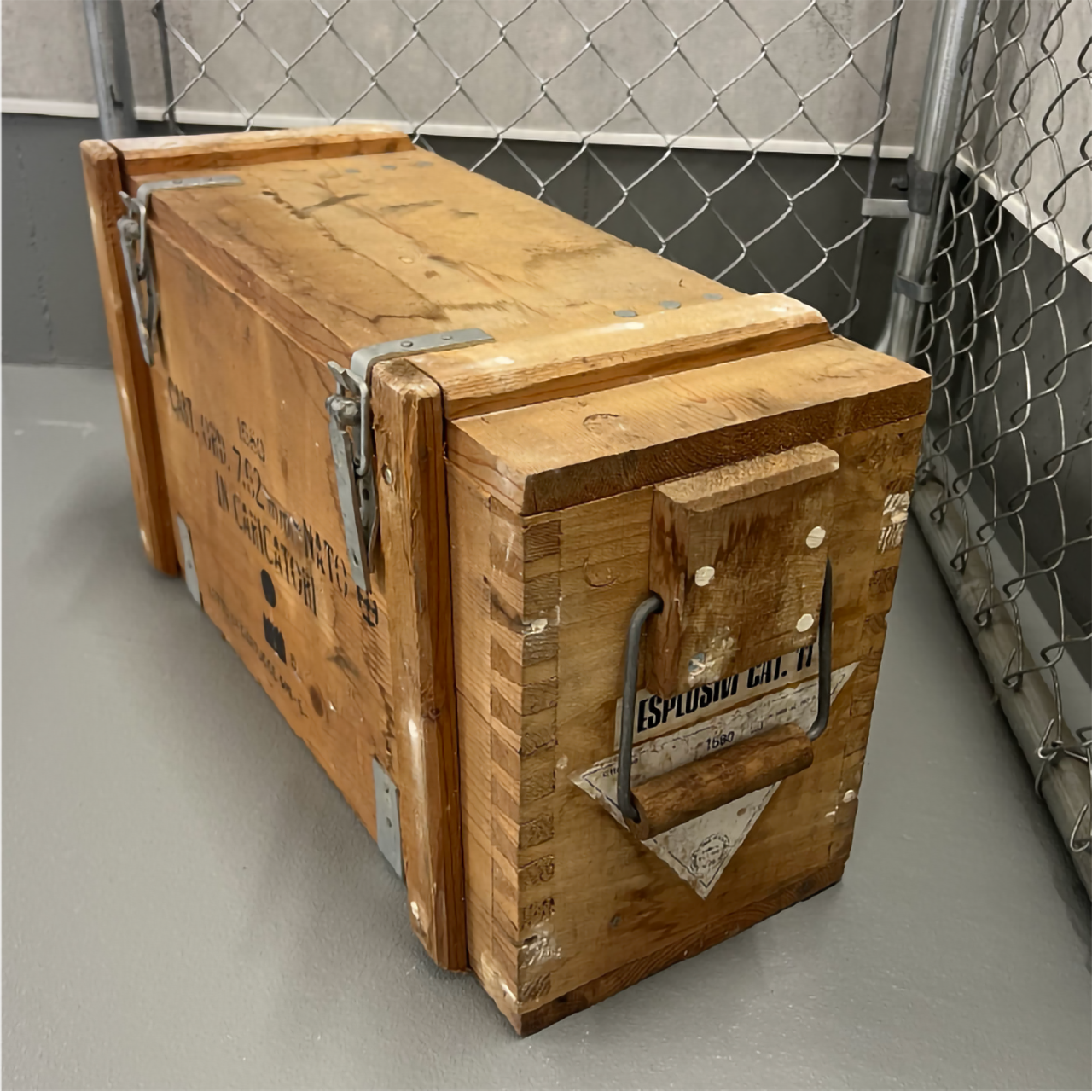 【本物の軍放出品で空間に無骨な味わいを】イタリア軍 アミニッションウッドボックス 7.62mm