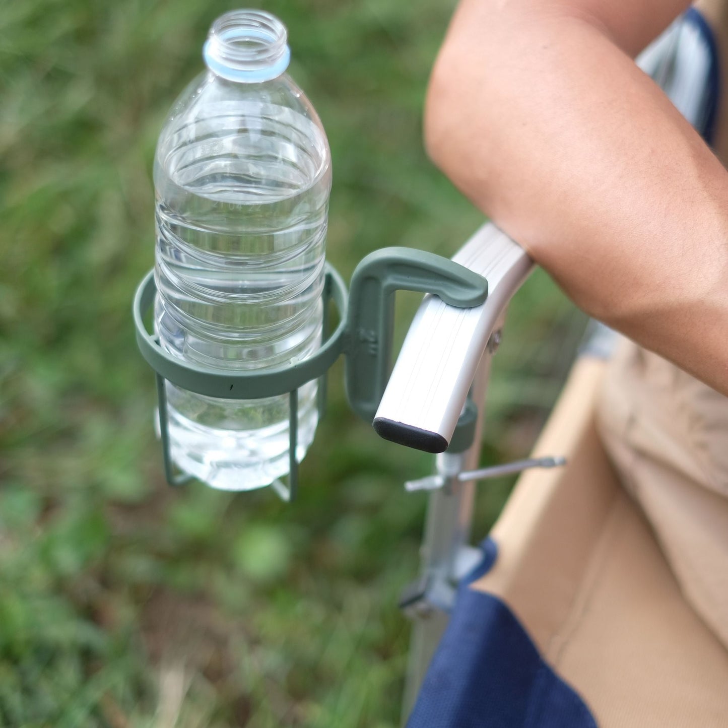 THE BOTTLE CLAMPER M