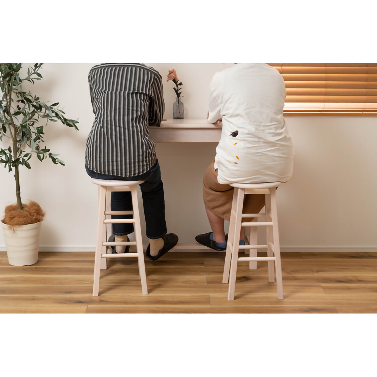 GB-T04 ナチュラ カウンタースツールセット|木の温もりとタイルのアクセントが光る、癒しのカフェ空間へ