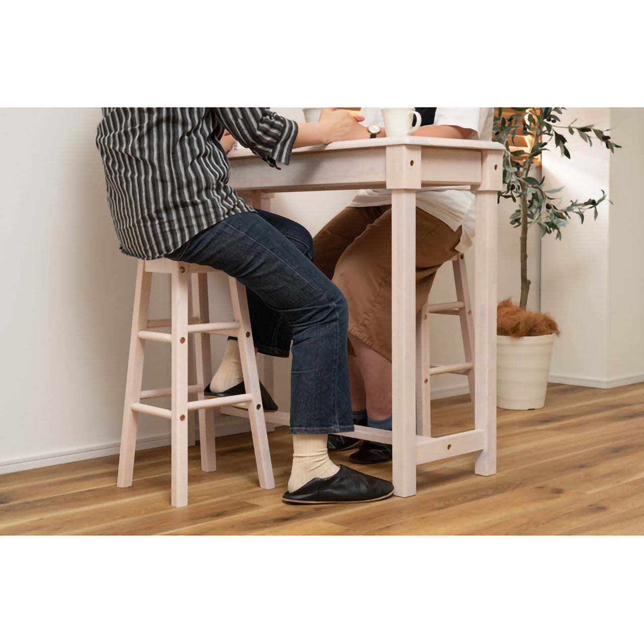 GB-T04 ナチュラ カウンタースツールセット|木の温もりとタイルのアクセントが光る、癒しのカフェ空間へ