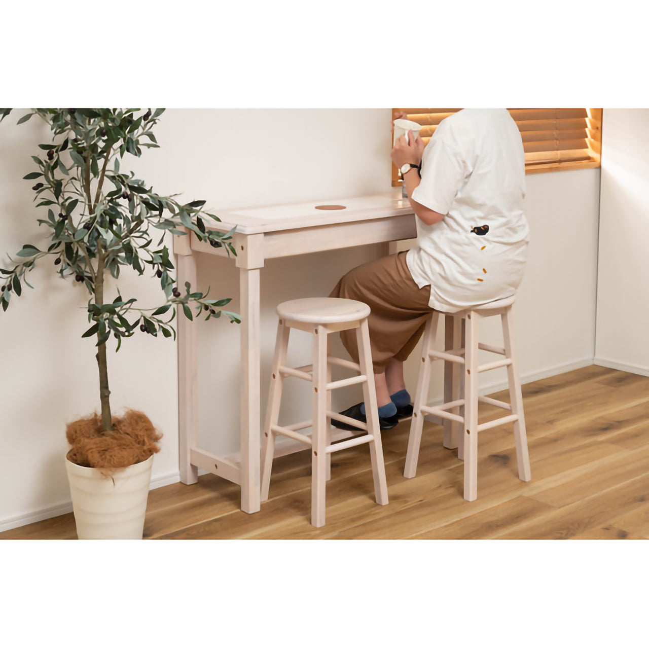 GB-T04 ナチュラ カウンタースツールセット|木の温もりとタイルのアクセントが光る、癒しのカフェ空間へ