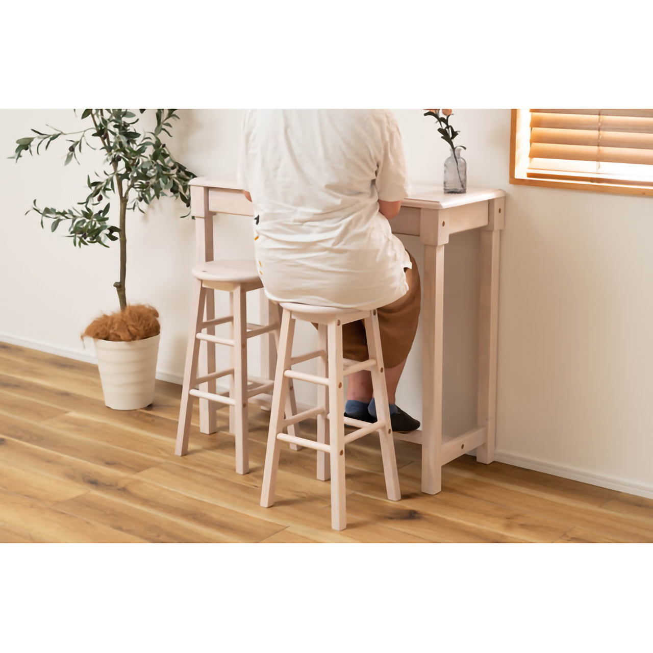 GB-T04 ナチュラ カウンタースツールセット|木の温もりとタイルのアクセントが光る、癒しのカフェ空間へ