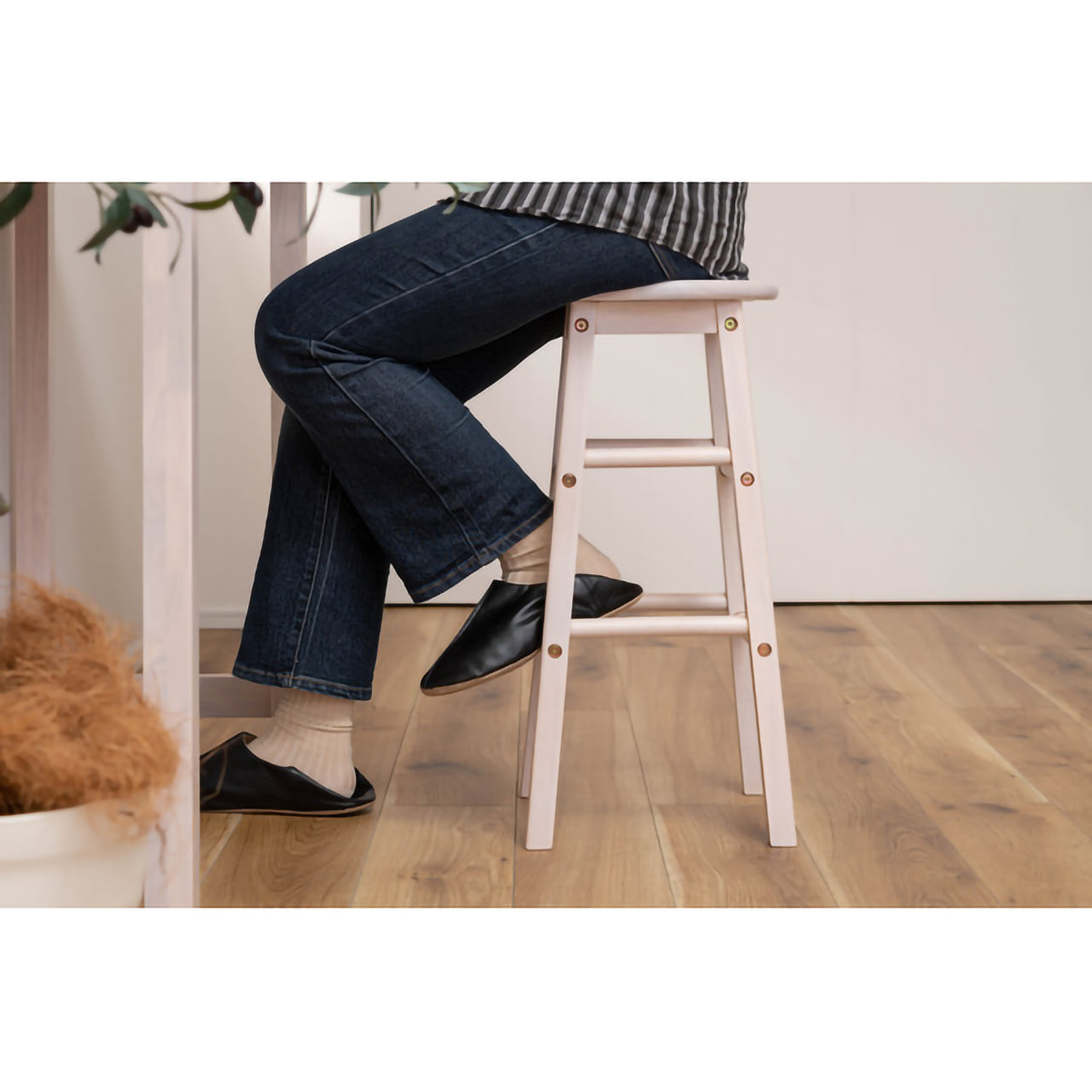 GB-T04 ナチュラ カウンタースツールセット|木の温もりとタイルのアクセントが光る、癒しのカフェ空間へ