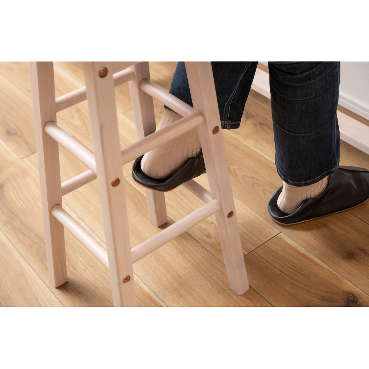 GB-T04 ナチュラ カウンタースツールセット|木の温もりとタイルのアクセントが光る、癒しのカフェ空間へ