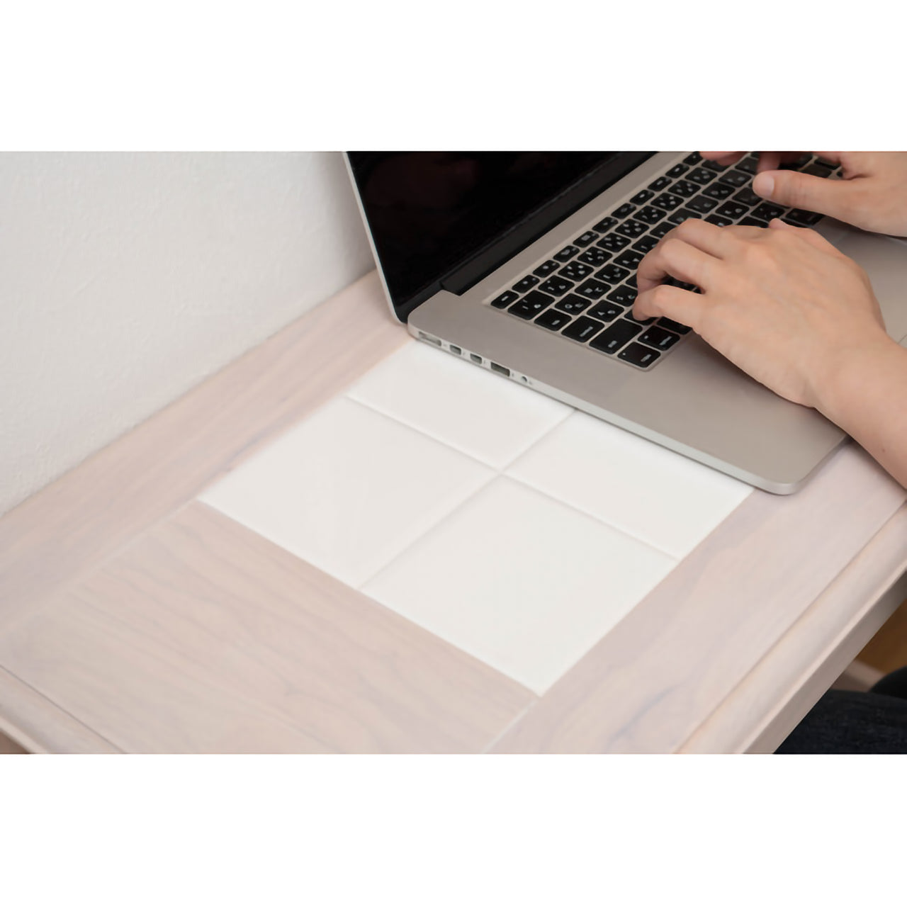 GB-T04 ナチュラ カウンタースツールセット|木の温もりとタイルのアクセントが光る、癒しのカフェ空間へ