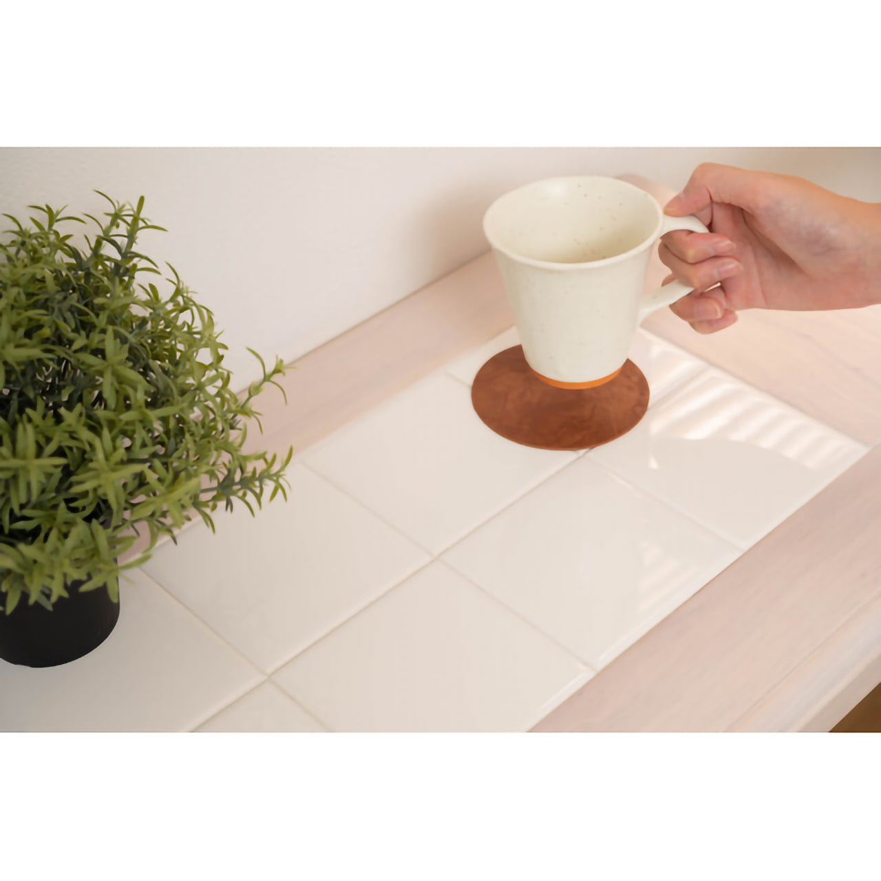 GB-T04 ナチュラ カウンタースツールセット|木の温もりとタイルのアクセントが光る、癒しのカフェ空間へ