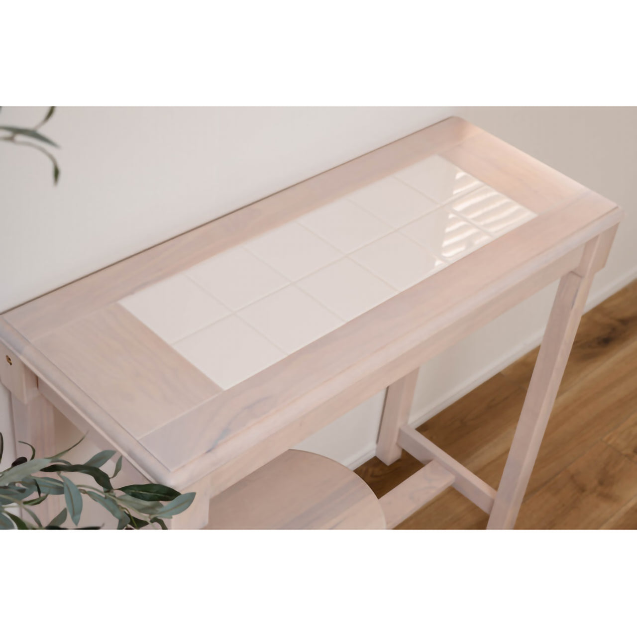 GB-T04 ナチュラ カウンタースツールセット|木の温もりとタイルのアクセントが光る、癒しのカフェ空間へ