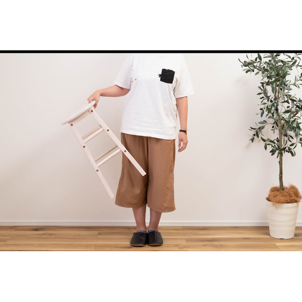 GB-T04 ナチュラ カウンタースツールセット|木の温もりとタイルのアクセントが光る、癒しのカフェ空間へ