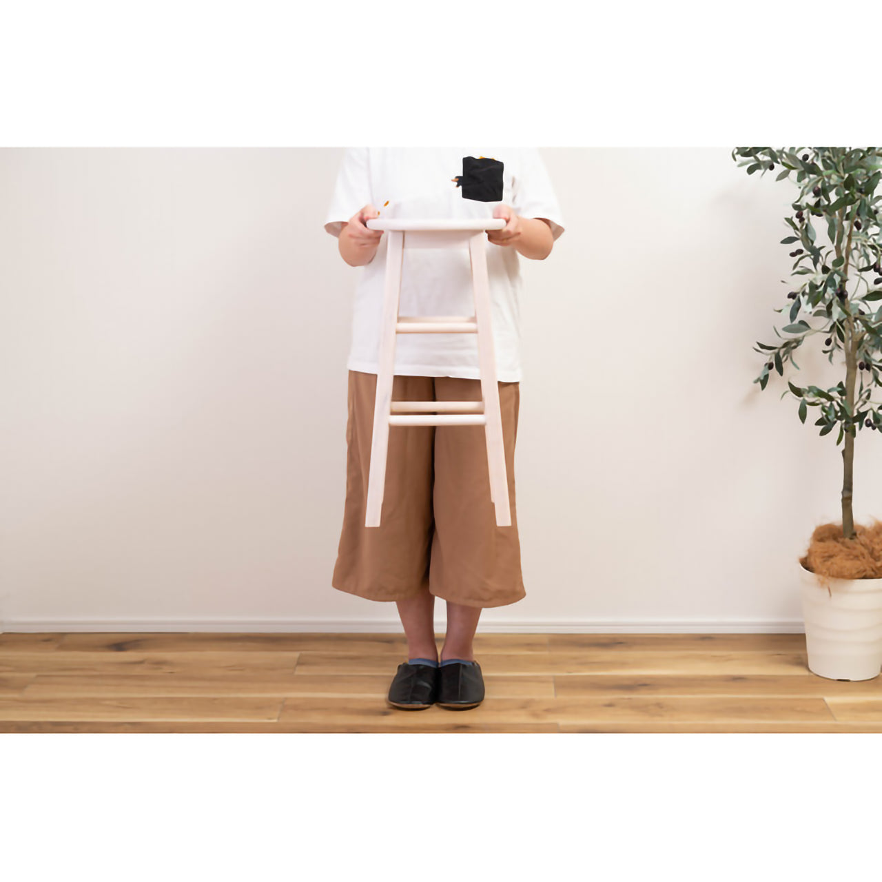 GB-T04 ナチュラ カウンタースツールセット|木の温もりとタイルのアクセントが光る、癒しのカフェ空間へ