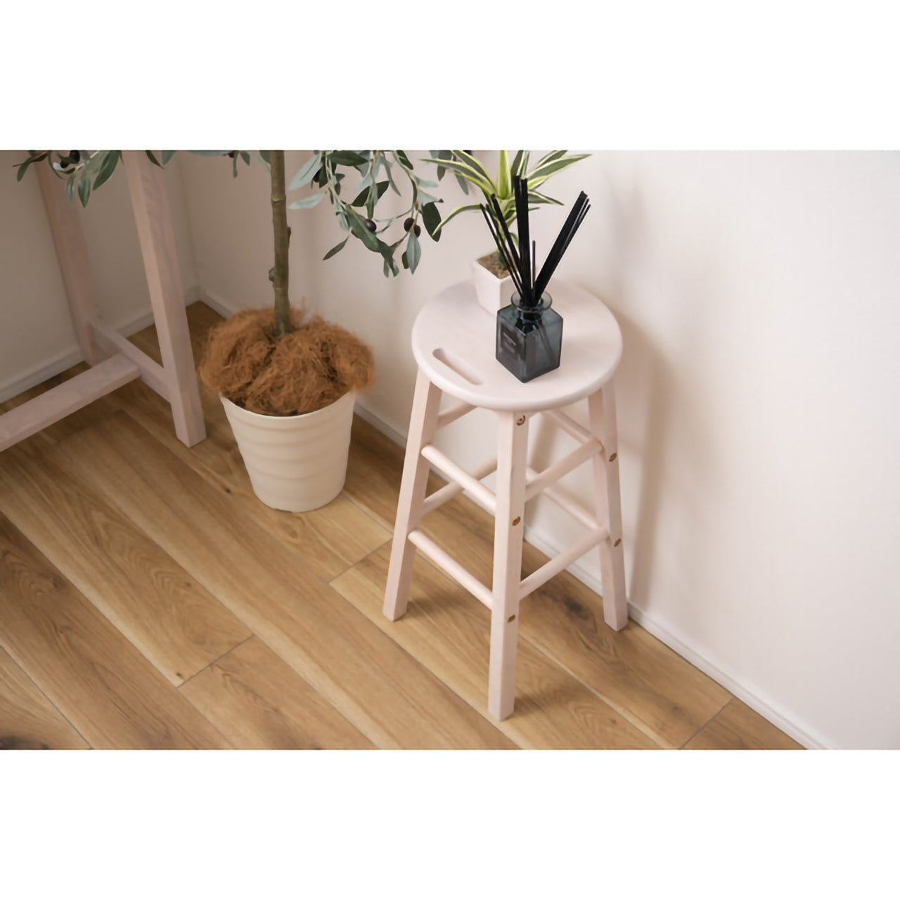 GB-T04 ナチュラ カウンタースツールセット|木の温もりとタイルのアクセントが光る、癒しのカフェ空間へ