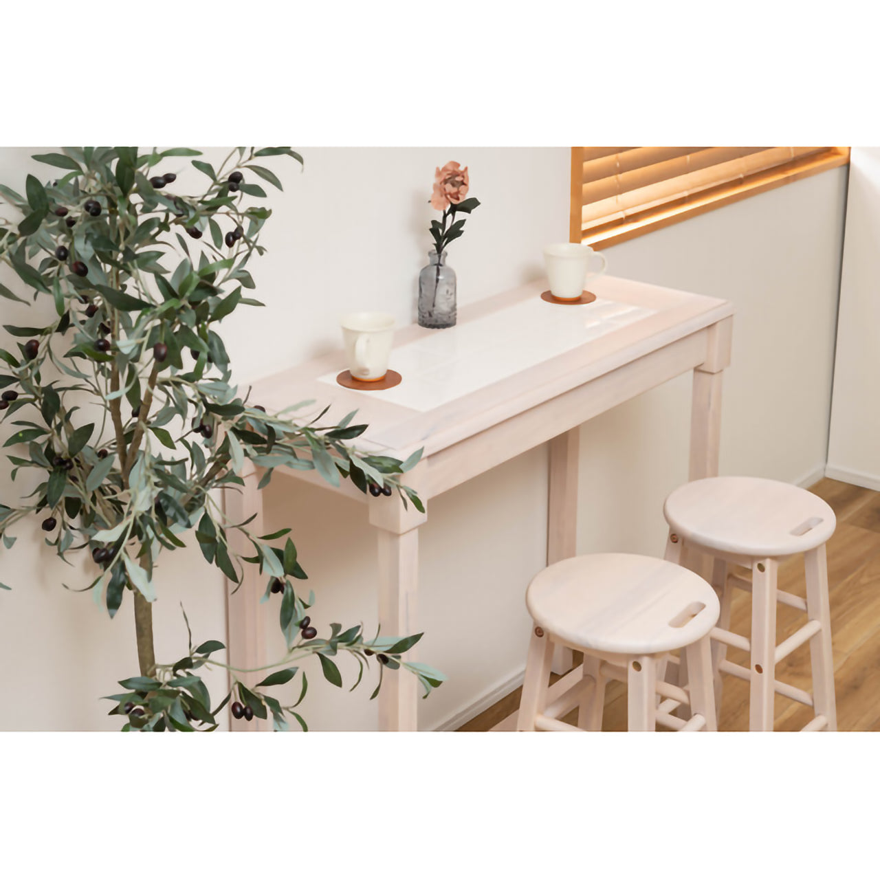 GB-T04 ナチュラ カウンタースツールセット|木の温もりとタイルのアクセントが光る、癒しのカフェ空間へ