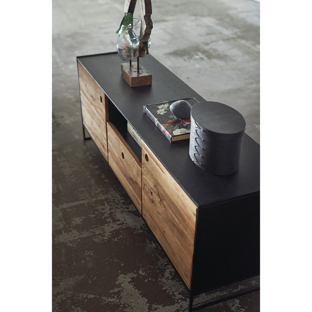 GB-T10  ローボード|古材×ブラックの無骨な美しさ、空間に映えるヴィンテージテレビ台