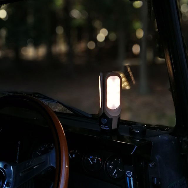 TRI-PANEL SOLAR CHARGED LED LIGHT / トリ-パネル ソーラーチャージド エルイーディーライト