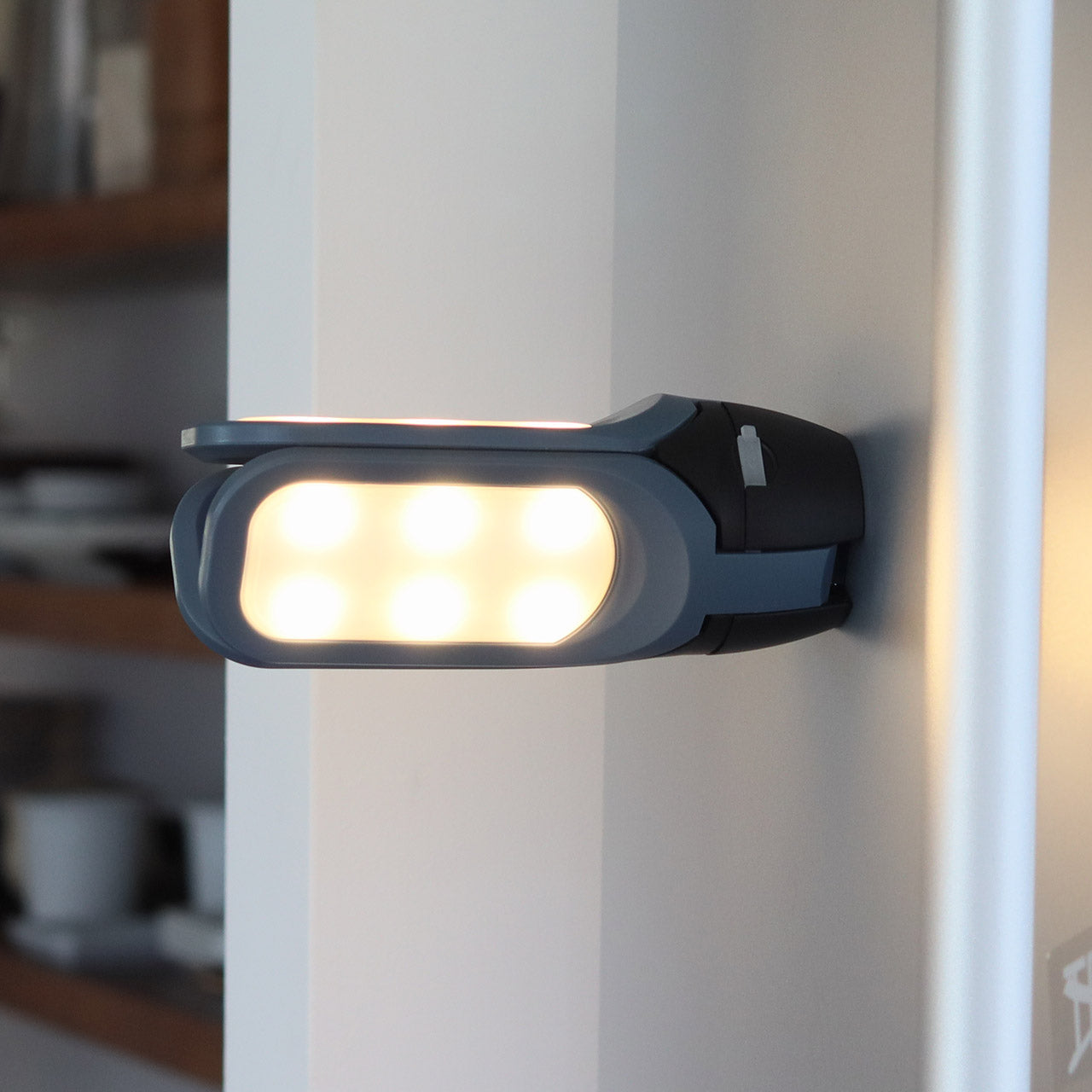 TRI-PANEL SOLAR CHARGED LED LIGHT / トリ-パネル ソーラーチャージド エルイーディーライト