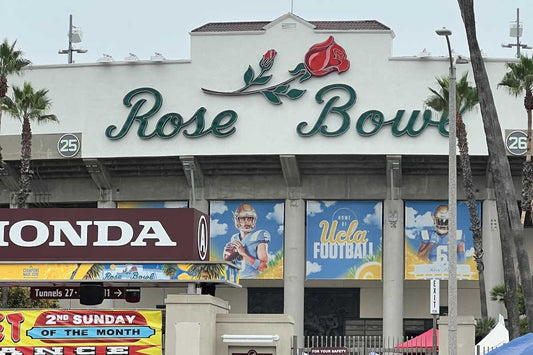 カリフォルニアの風と歴史を運ぶ。LA・ローズボウルで発掘した「本物」のロードサイン物語