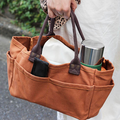 ダルトンの「1 MILE TOTE BAG」は、3つの仕切りで整理整頓が叶う優秀ミニトート。丈夫なキャンバス地で、財布やボトルもスッキリ収まります。お散歩やランチ、車内用バッグに最適。無骨で飽きのこないデザインは、男女問わずギフトにもおすすめです。