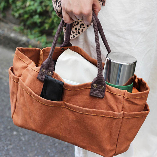 ダルトンの「1 MILE TOTE BAG」は、3つの仕切りで整理整頓が叶う優秀ミニトート。丈夫なキャンバス地で、財布やボトルもスッキリ収まります。お散歩やランチ、車内用バッグに最適。無骨で飽きのこないデザインは、男女問わずギフトにもおすすめです。