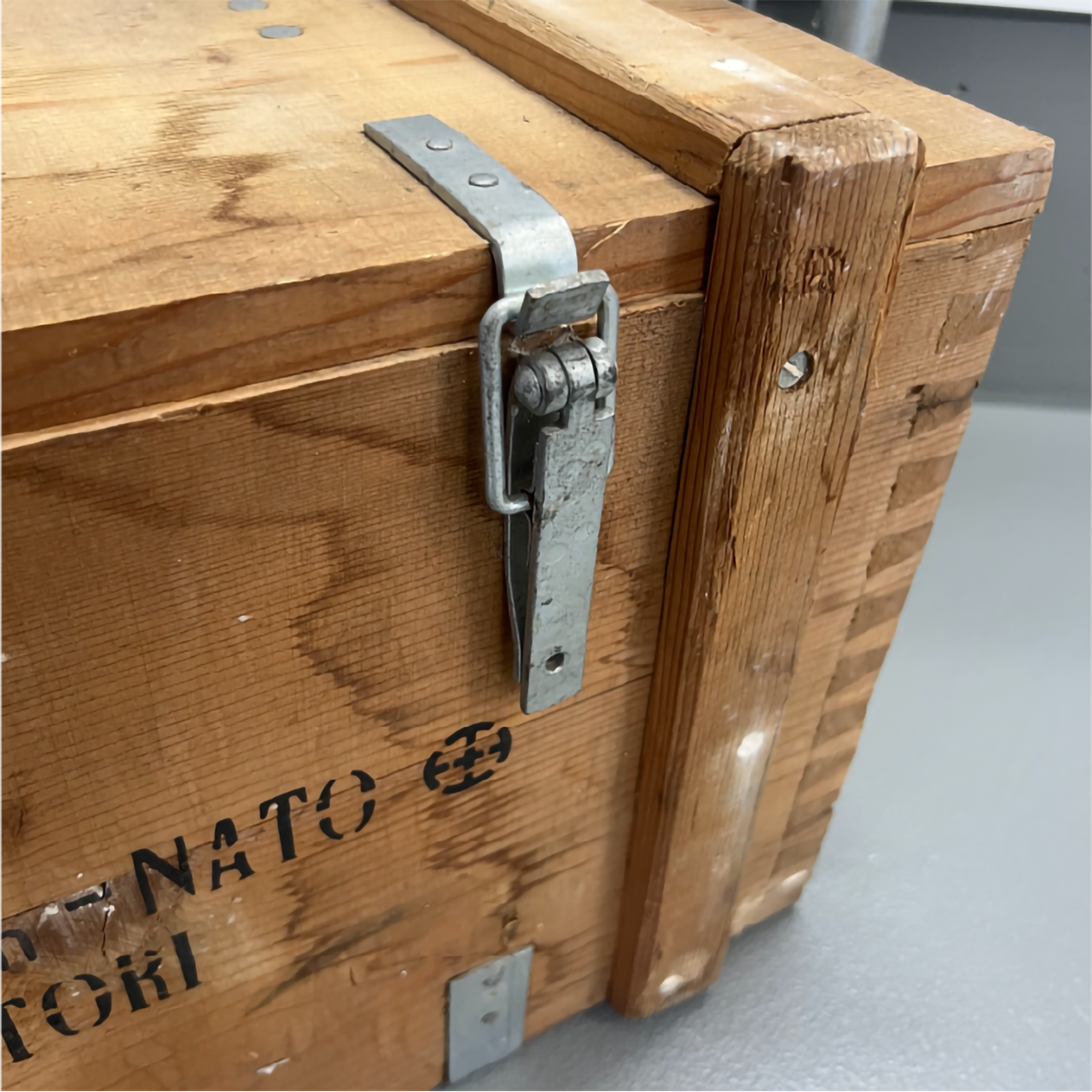 【本物の軍放出品で空間に無骨な味わいを】イタリア軍 アミニッションウッドボックス 7.62mm