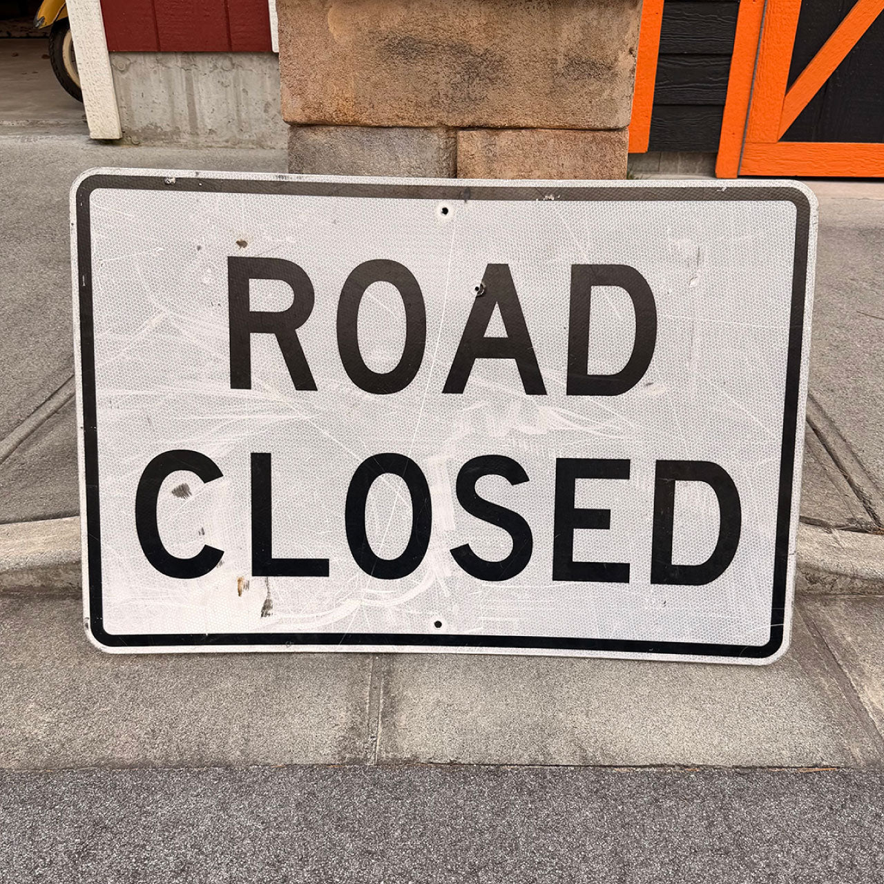 【本物のアメリカンロードサイン】-Road Closed-