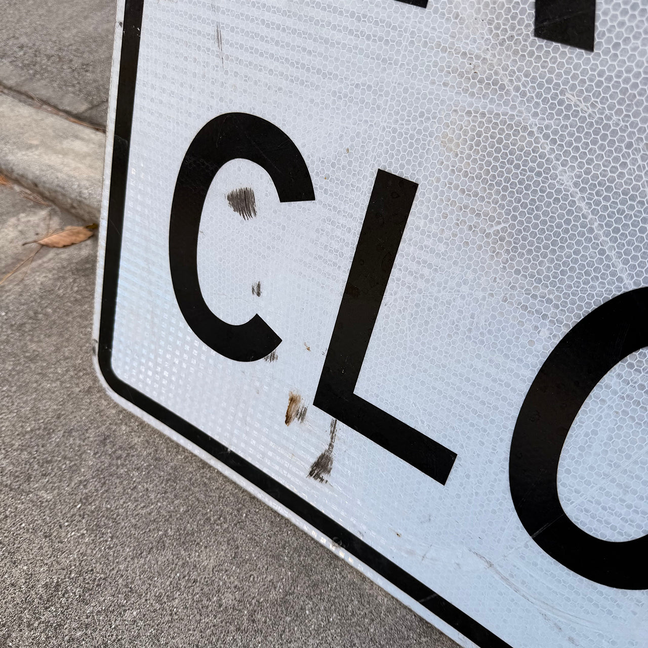 【本物のアメリカンロードサイン】-Road Closed-