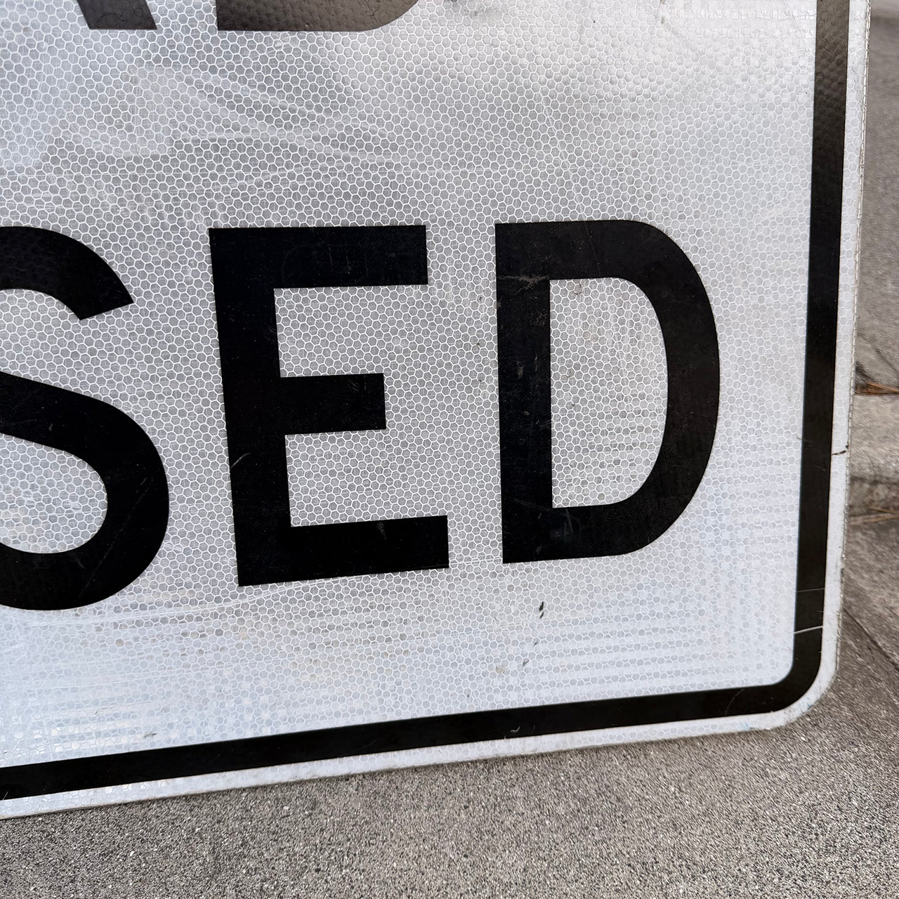 【本物のアメリカンロードサイン】-Road Closed-