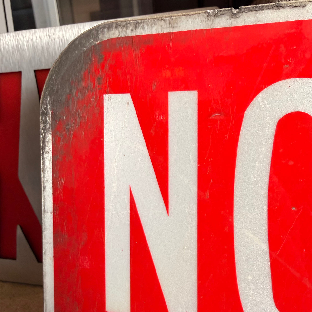 【本物のアメリカンロードサイン】-No　Parking 9AM-12NOON-