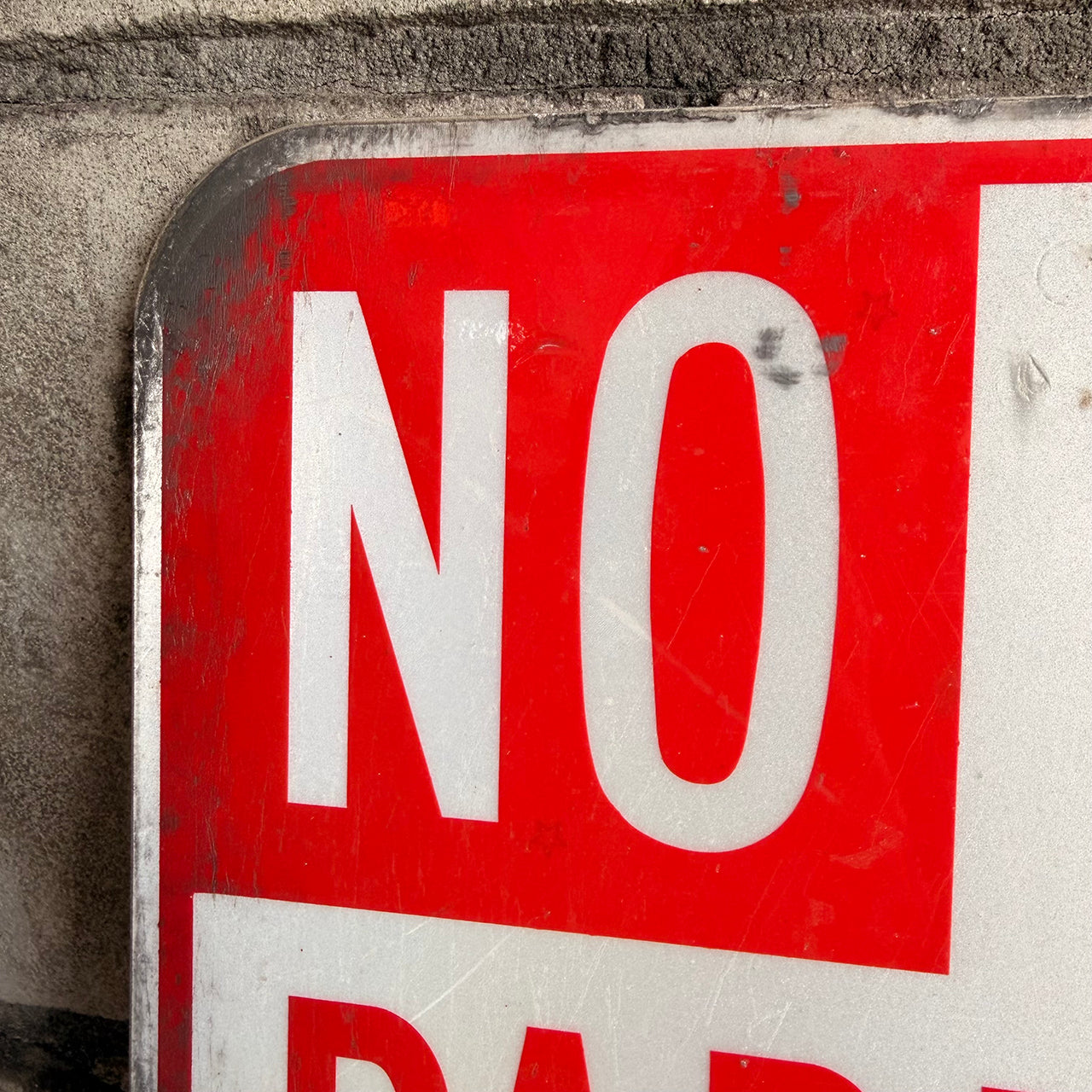 【本物のアメリカンロードサイン】-No　Parking 9AM-12NOON-