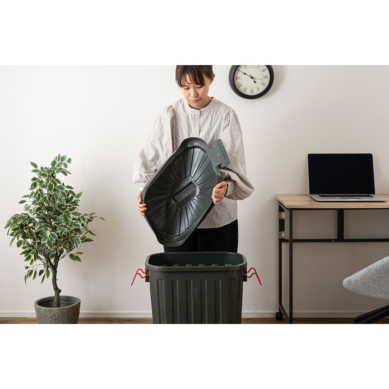 ガレージにぴったりなゴミ箱！タフカン60L