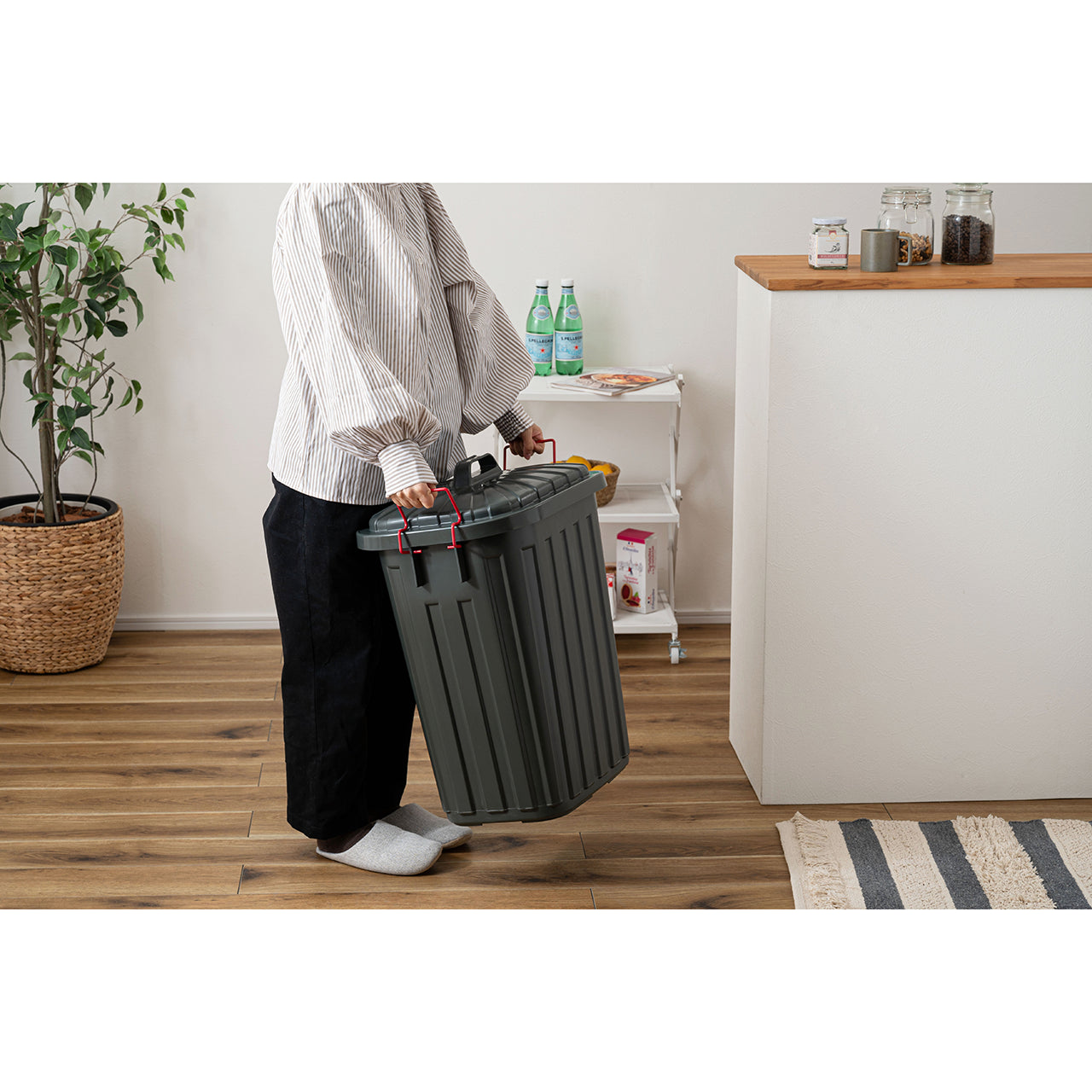 ガレージにぴったりなゴミ箱！タフカン60L