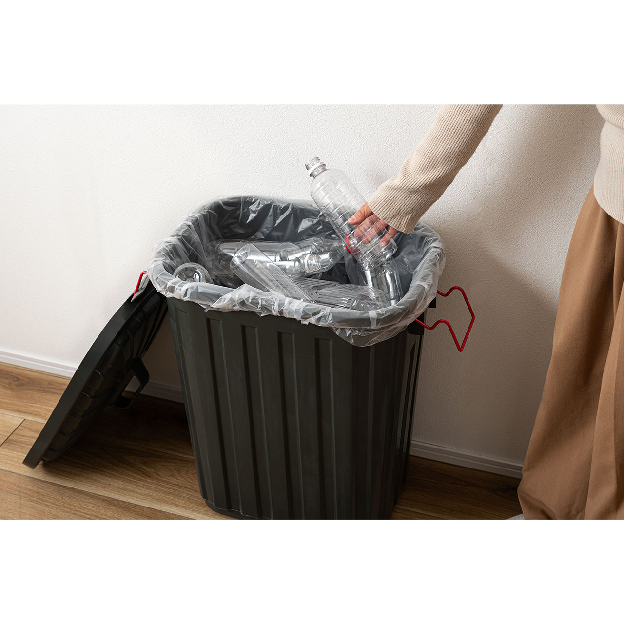 ガレージにぴったりなゴミ箱！タフカン60L