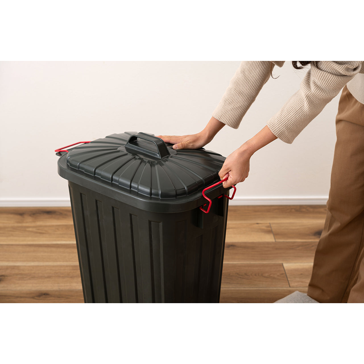 ガレージにぴったりなゴミ箱！タフカン60L