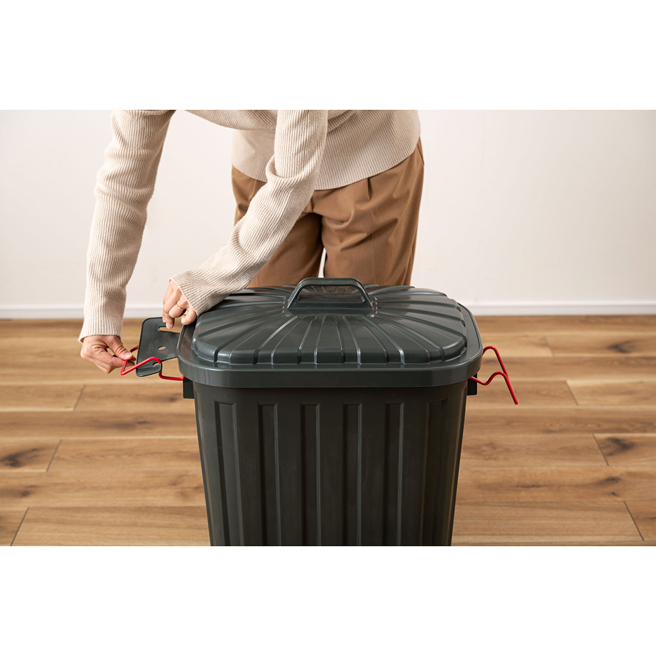 ガレージにぴったりなゴミ箱！タフカン60L