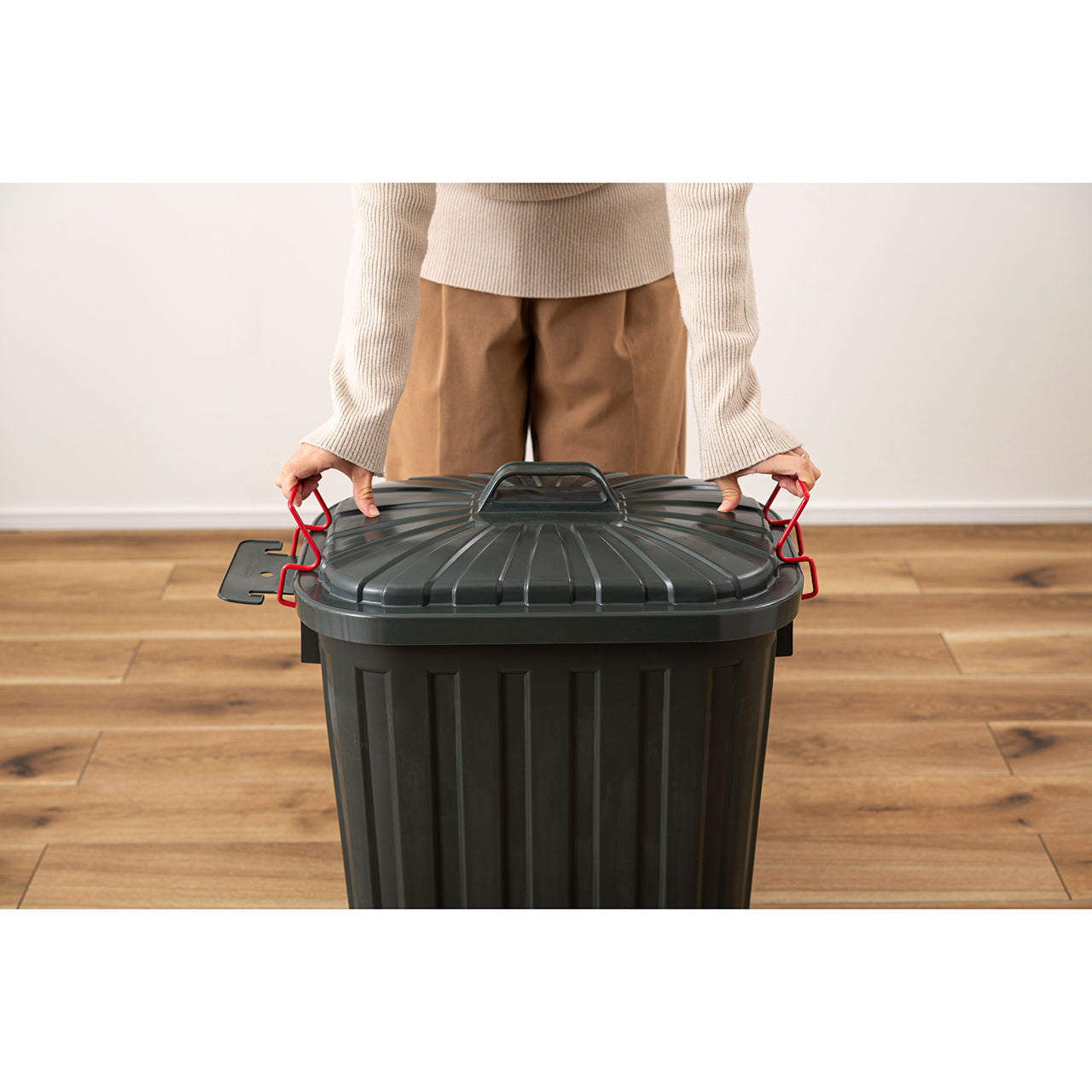 ガレージにぴったりなゴミ箱！タフカン60L