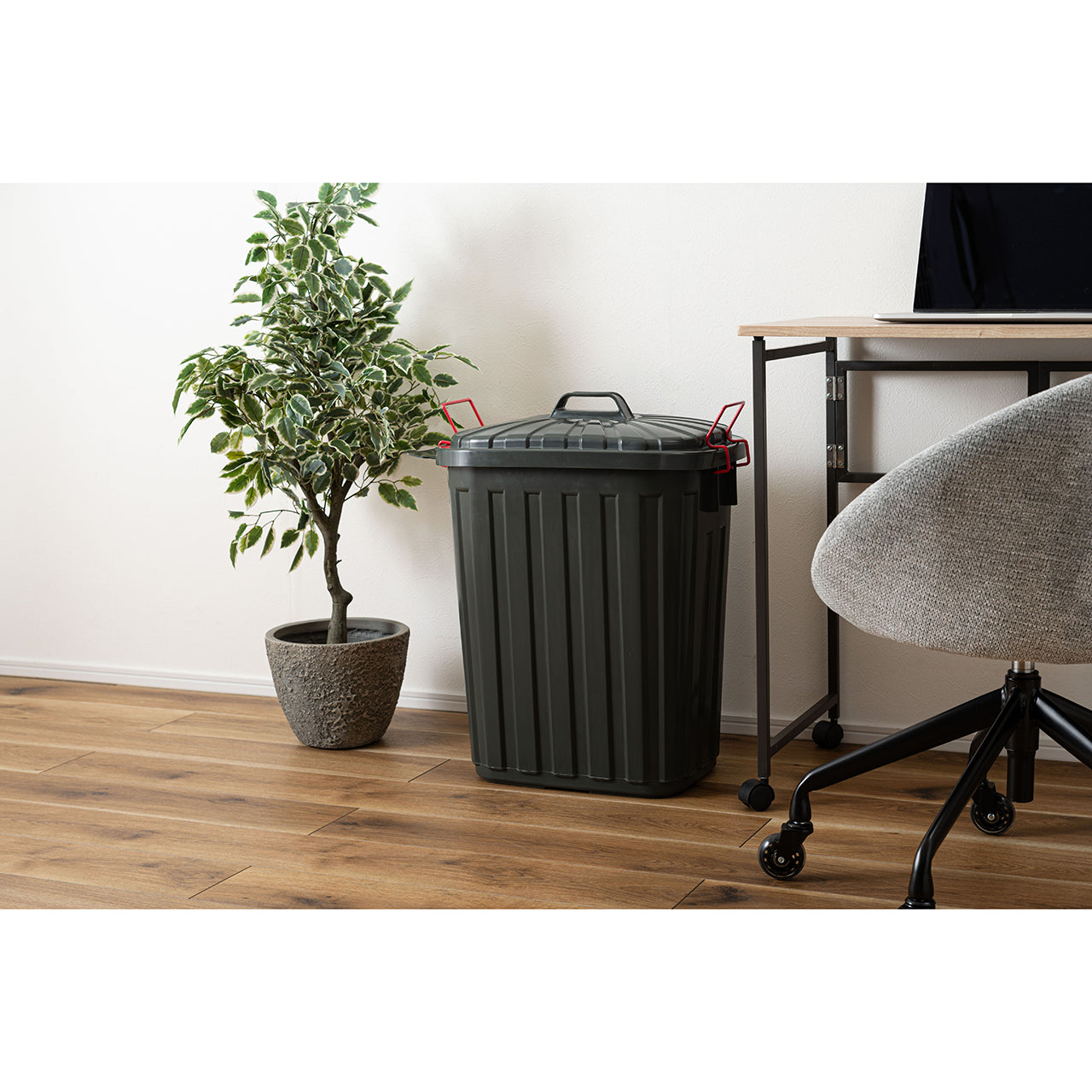 ガレージにぴったりなゴミ箱！タフカン60L