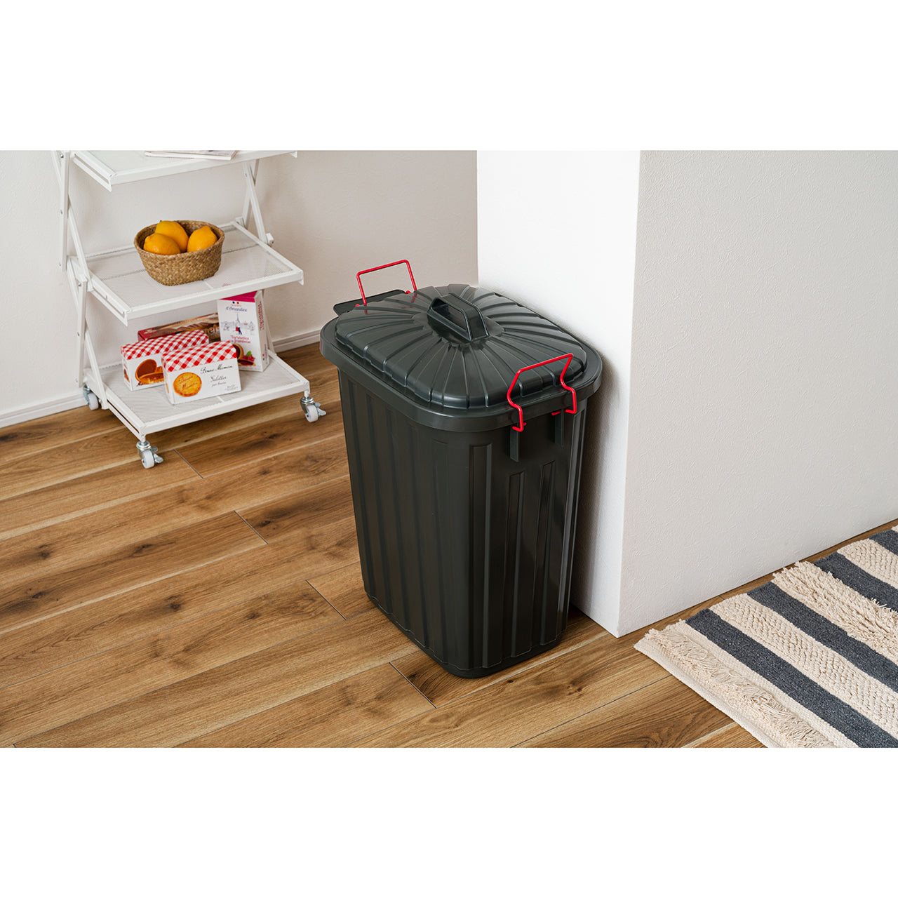 ガレージにぴったりなゴミ箱！タフカン60L