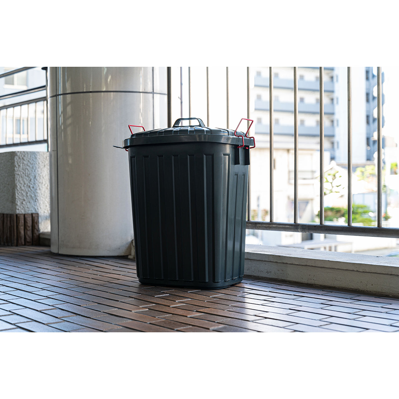 ガレージにぴったりなゴミ箱！タフカン60L