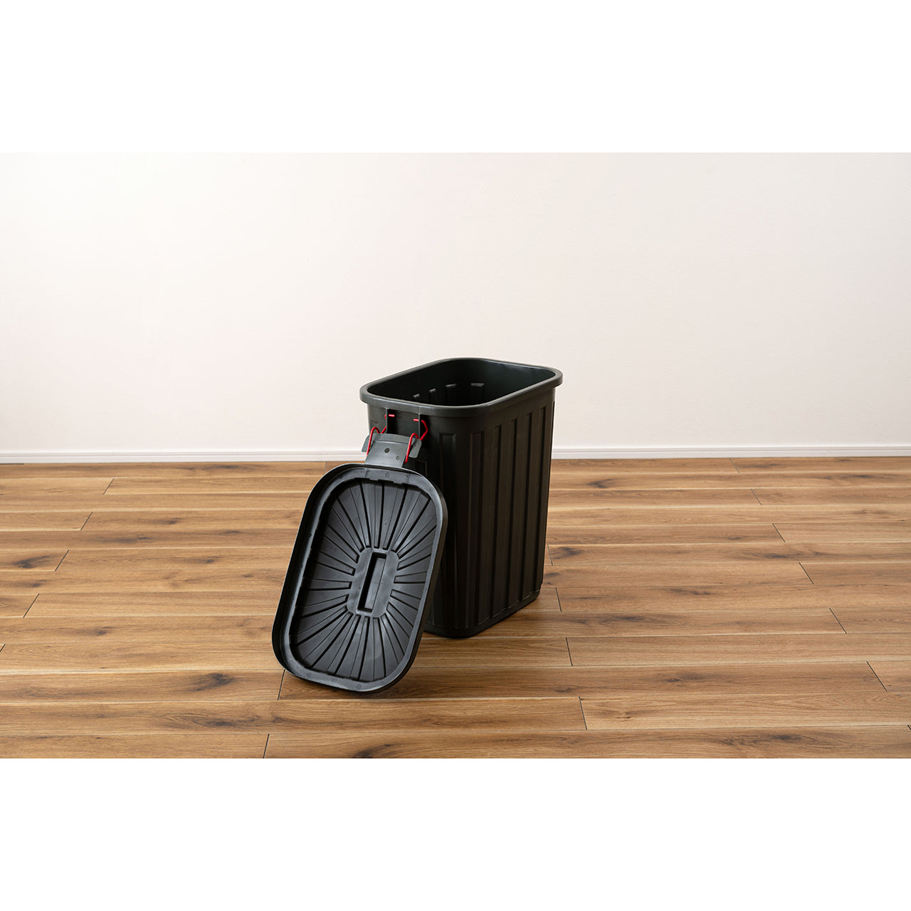 ガレージにぴったりなゴミ箱！タフカン60L