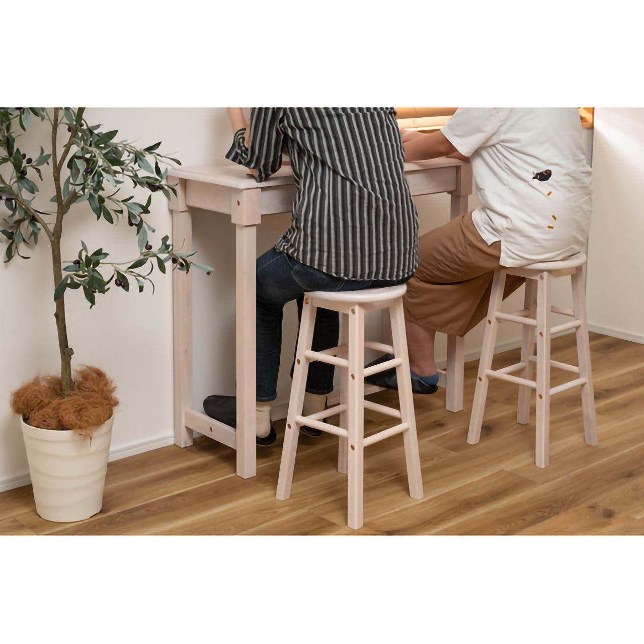 GB-T04　ナチュラ カウンタースツールセット｜木の温もりとタイルのアクセントが光る、癒しのカフェ空間へ