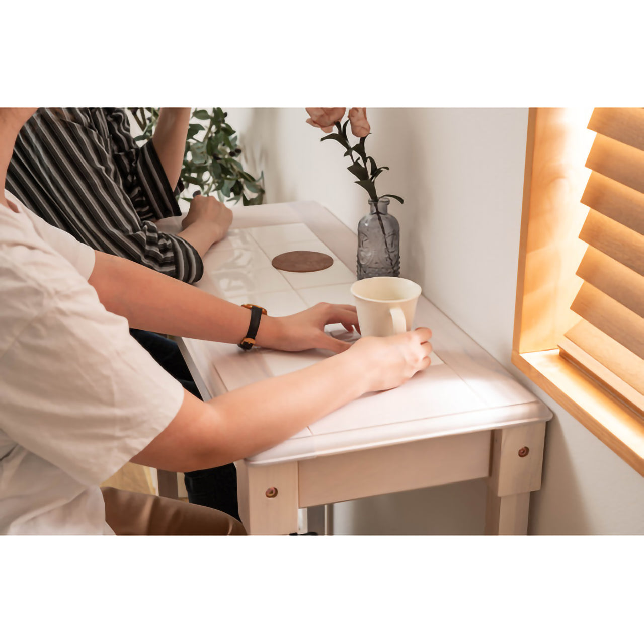 GB-T04　ナチュラ カウンタースツールセット｜木の温もりとタイルのアクセントが光る、癒しのカフェ空間へ