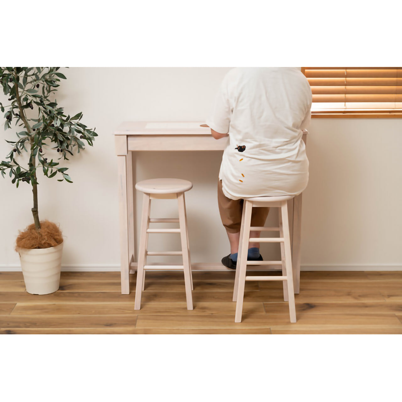 GB-T04　ナチュラ カウンタースツールセット｜木の温もりとタイルのアクセントが光る、癒しのカフェ空間へ