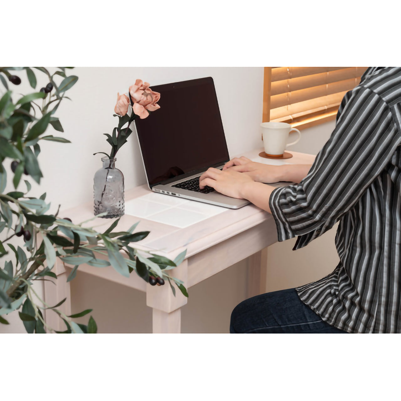 GB-T04　ナチュラ カウンタースツールセット｜木の温もりとタイルのアクセントが光る、癒しのカフェ空間へ