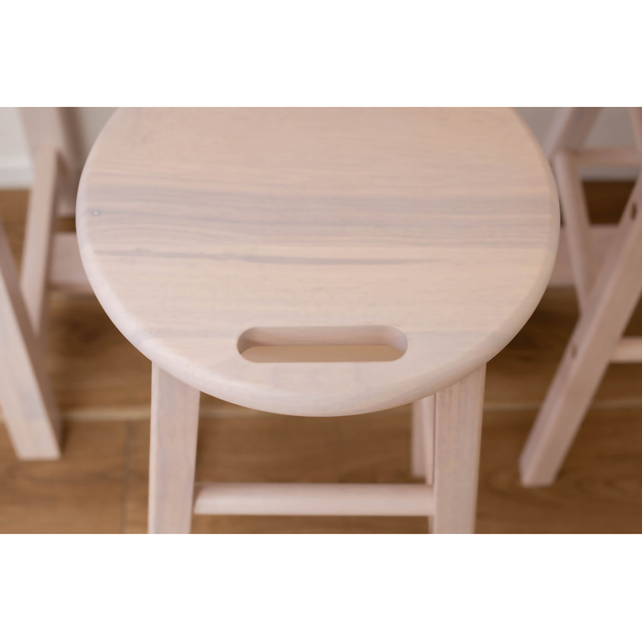 GB-T04　ナチュラ カウンタースツールセット｜木の温もりとタイルのアクセントが光る、癒しのカフェ空間へ