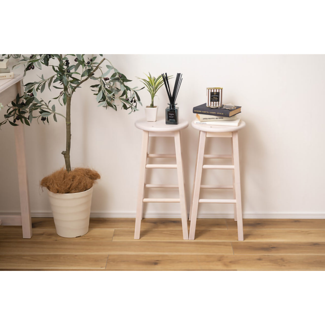 GB-T04　ナチュラ カウンタースツールセット｜木の温もりとタイルのアクセントが光る、癒しのカフェ空間へ