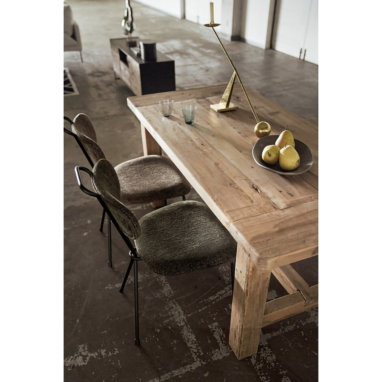 GB-T07 ダイニングテーブル｜重厚感とヴィンテージ感が融合した、空間の主役になる一台