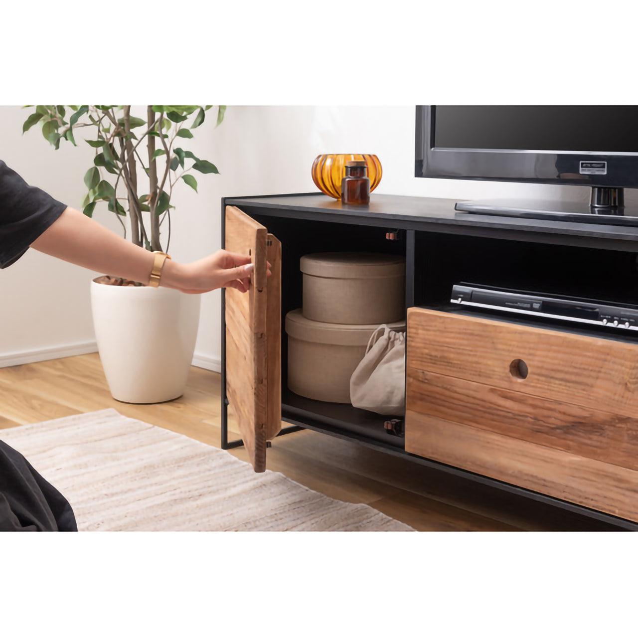 GB-T10  ローボード｜古材×ブラックの無骨な美しさ、空間に映えるヴィンテージテレビ台