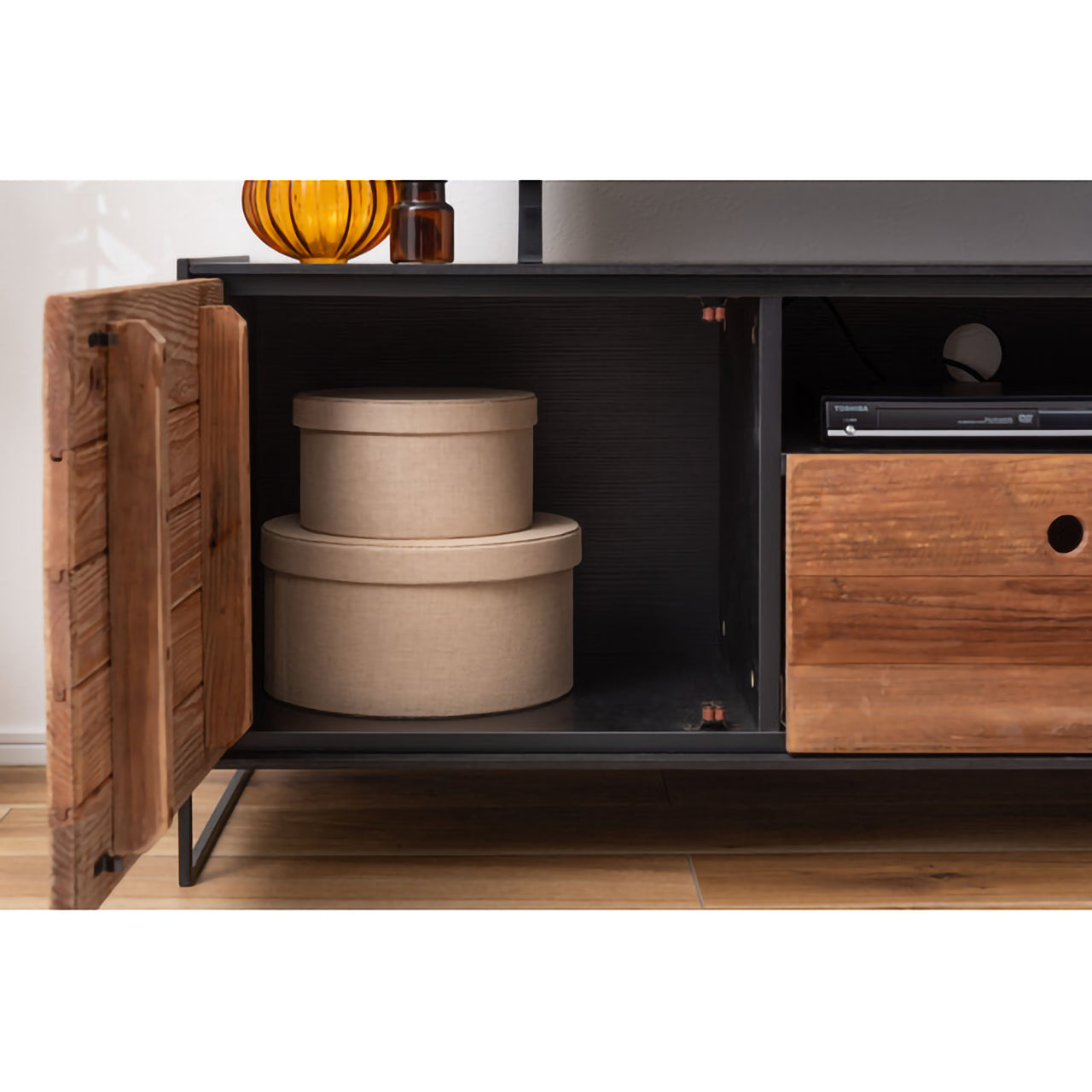 GB-T10  ローボード｜古材×ブラックの無骨な美しさ、空間に映えるヴィンテージテレビ台