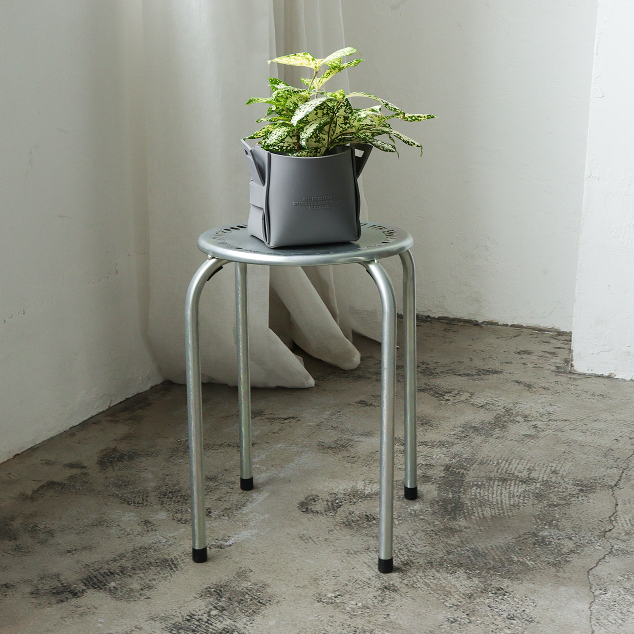 STACKABLE METAL STOOL / スタッカブルメタルスツール