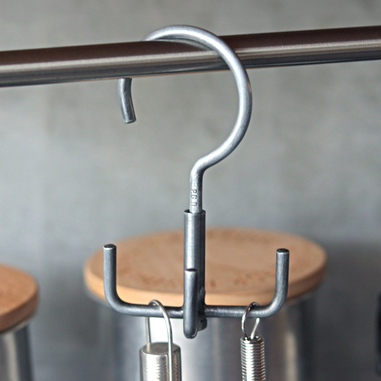 鉄製吊りかがり火 [B25535] Hardware Hook（吊るす金物） – Garage Outfitters