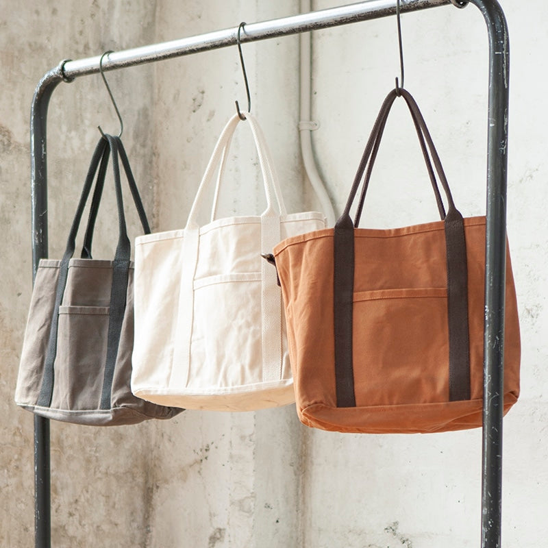 DULTON（ダルトン）のタフなツールバッグ「WORKER BAG」。厚手の18オンスキャンバス地を使用し、工具やキャンプギアをガシガシ詰め込める頑丈さが魅力。多数の外ポケットで整理整頓も捗ります。ガレージ、DIY、アウトドアを愛する趣味人のための本格派バッグ。