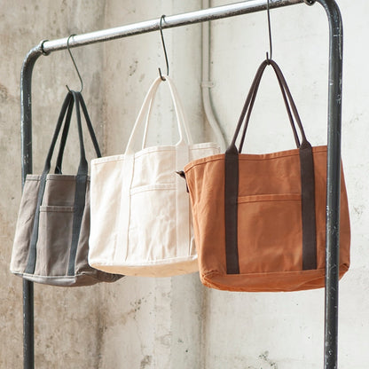 DULTON（ダルトン）のタフなツールバッグ「WORKER BAG」。厚手の18オンスキャンバス地を使用し、工具やキャンプギアをガシガシ詰め込める頑丈さが魅力。多数の外ポケットで整理整頓も捗ります。ガレージ、DIY、アウトドアを愛する趣味人のための本格派バッグ。
